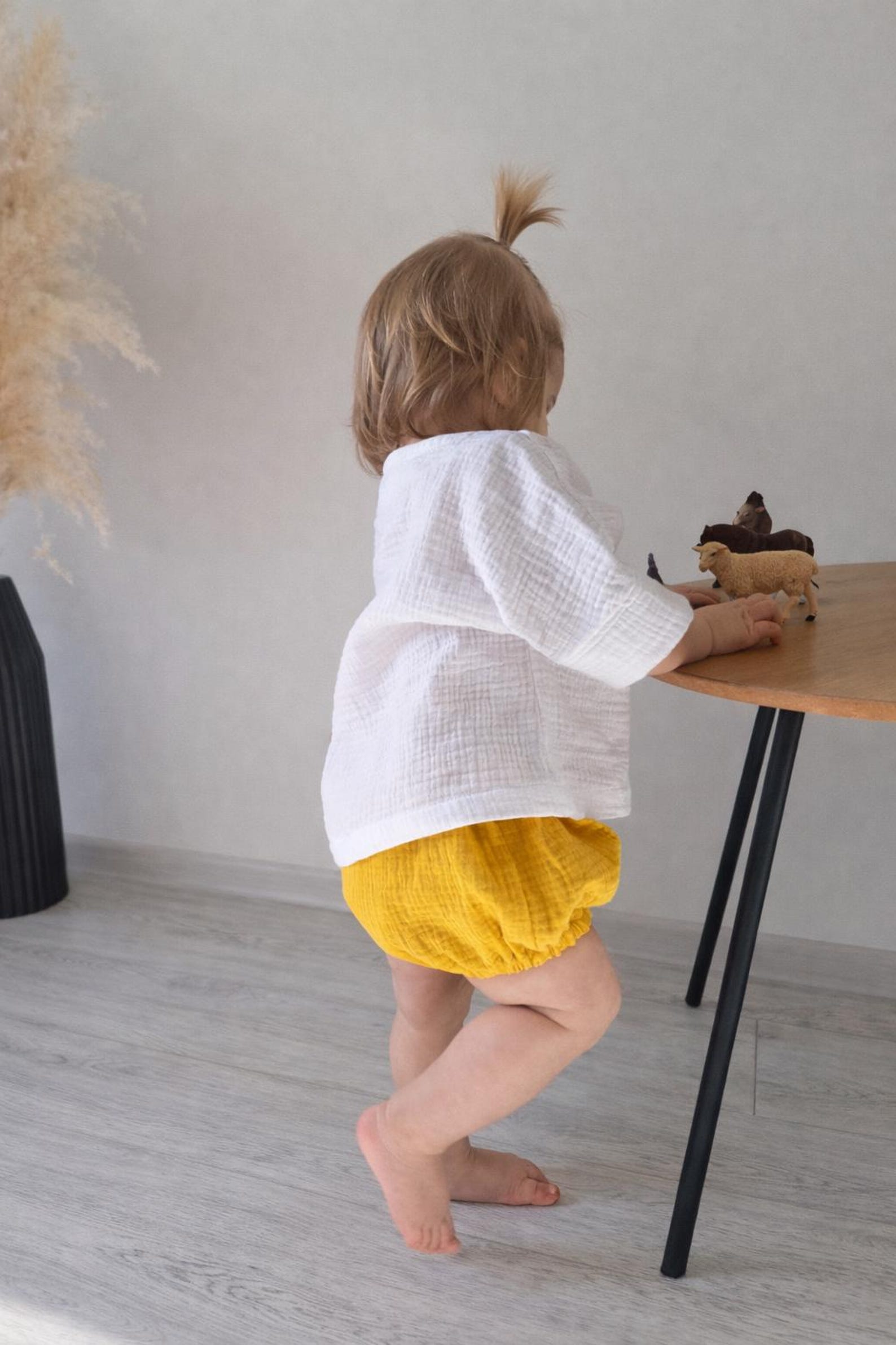 Velvona® Handgefertigtes Baby-Set aus Bio-Musselin mit Oberteil & Bloomers (2-Teiler)