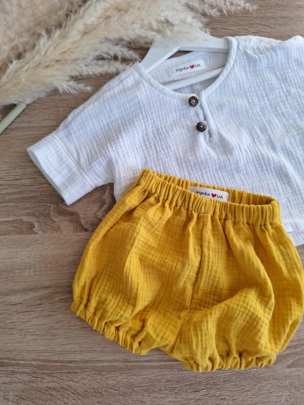 Velvona® Handgefertigtes Baby-Set aus Bio-Musselin mit Oberteil & Bloomers (2-Teiler)