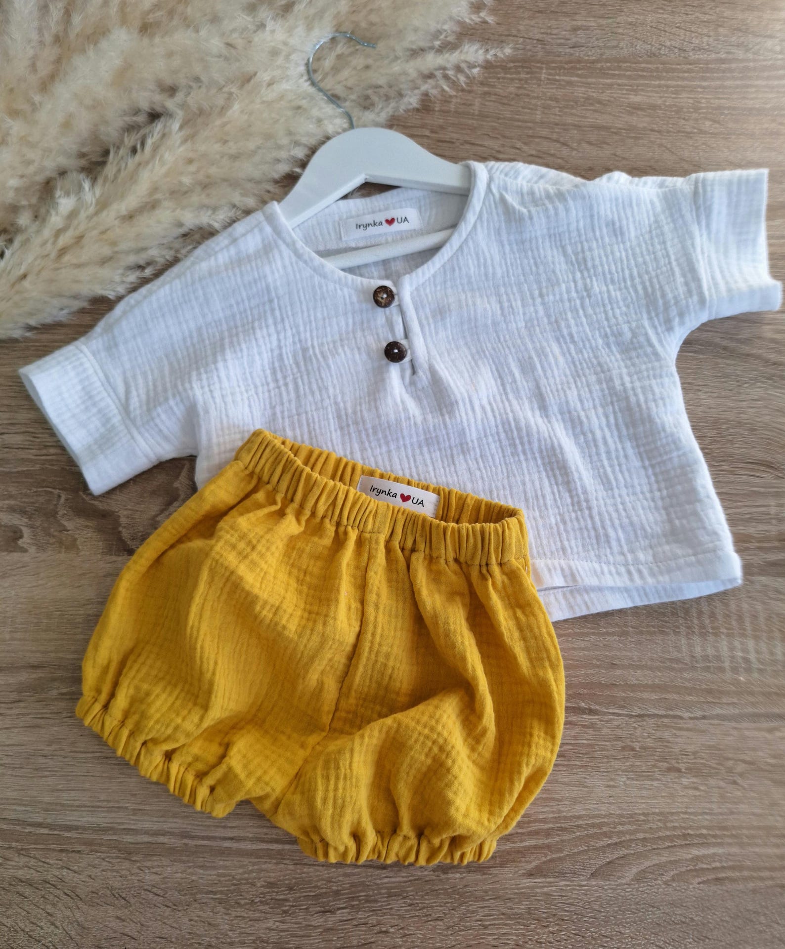 Velvona® Handgefertigtes Baby-Set aus Bio-Musselin mit Oberteil & Bloomers (2-Teiler)