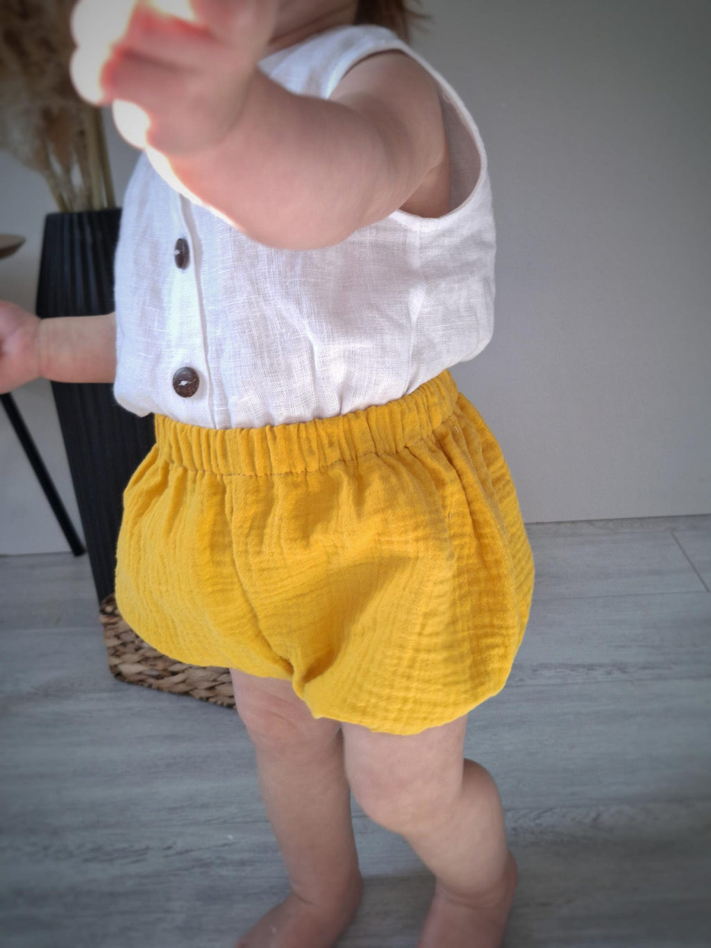 Velvona® Handgefertigtes Baby-Set aus Bio-Musselin mit Oberteil & Bloomers (2-Teiler)