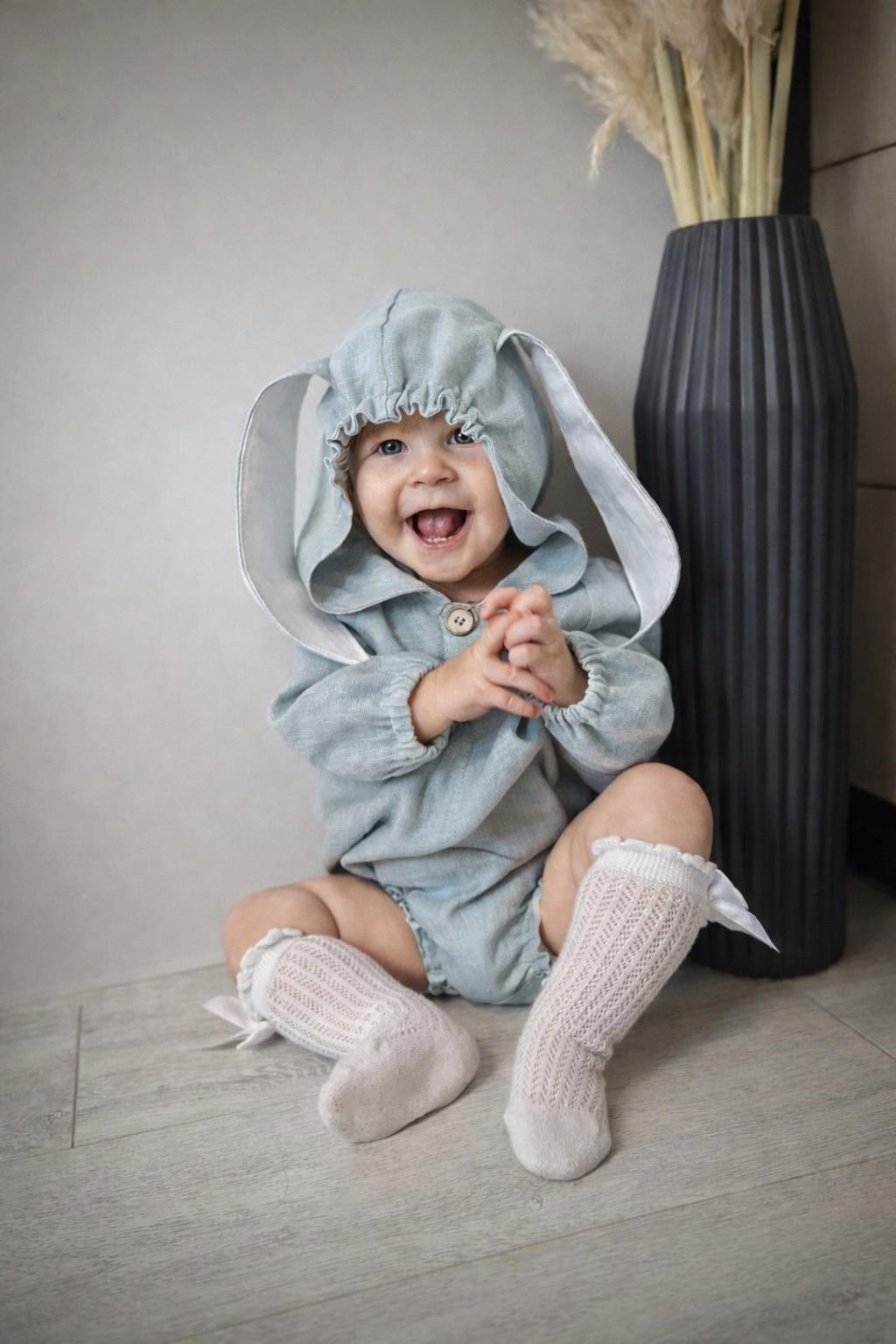 Velvona® Handgefertigter Baby-Leinenstrampler mit Kapuze & Hasenohren