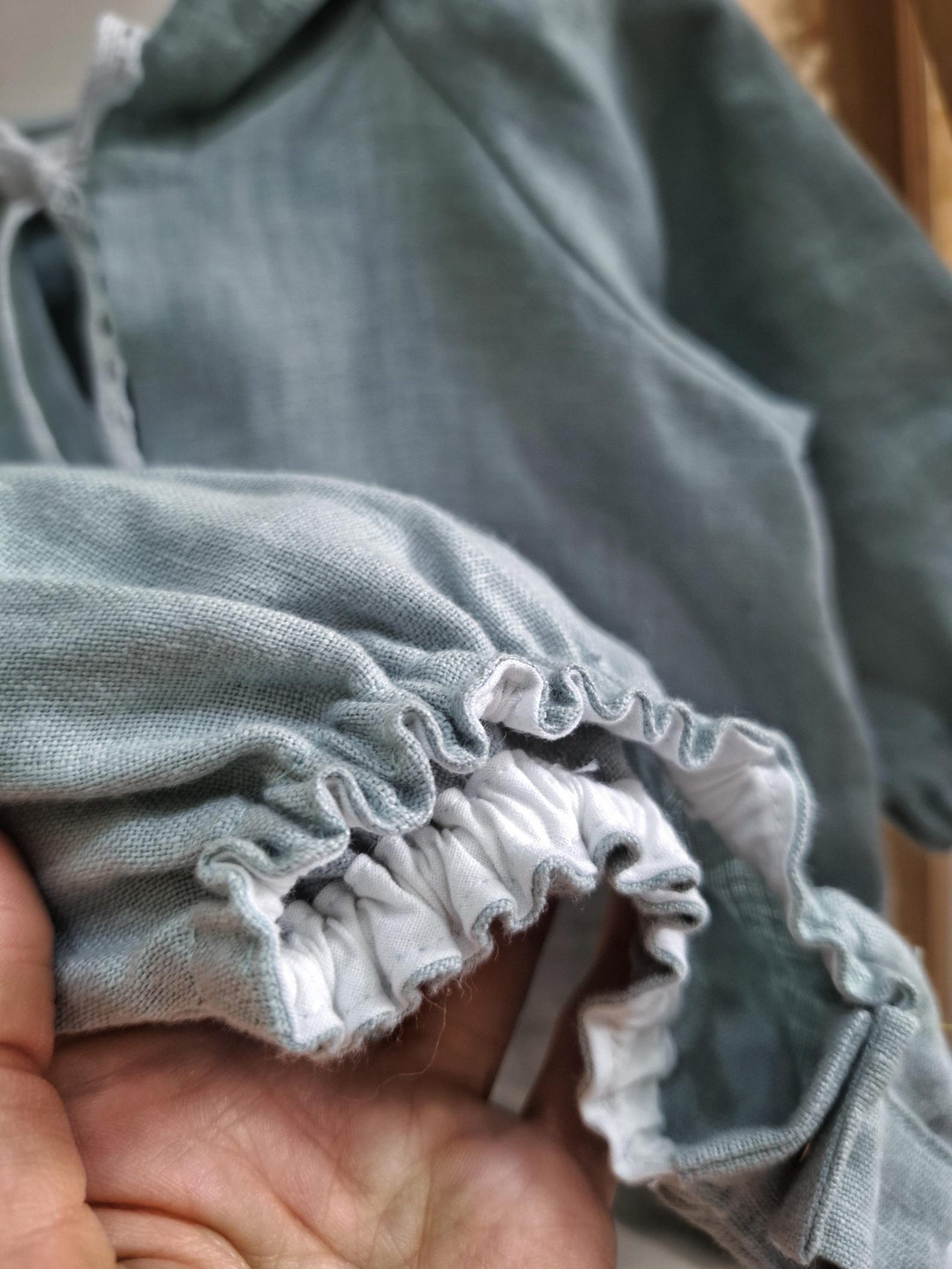 Velvona® Handgefertigter Baby-Leinenstrampler mit Kapuze & Hasenohren