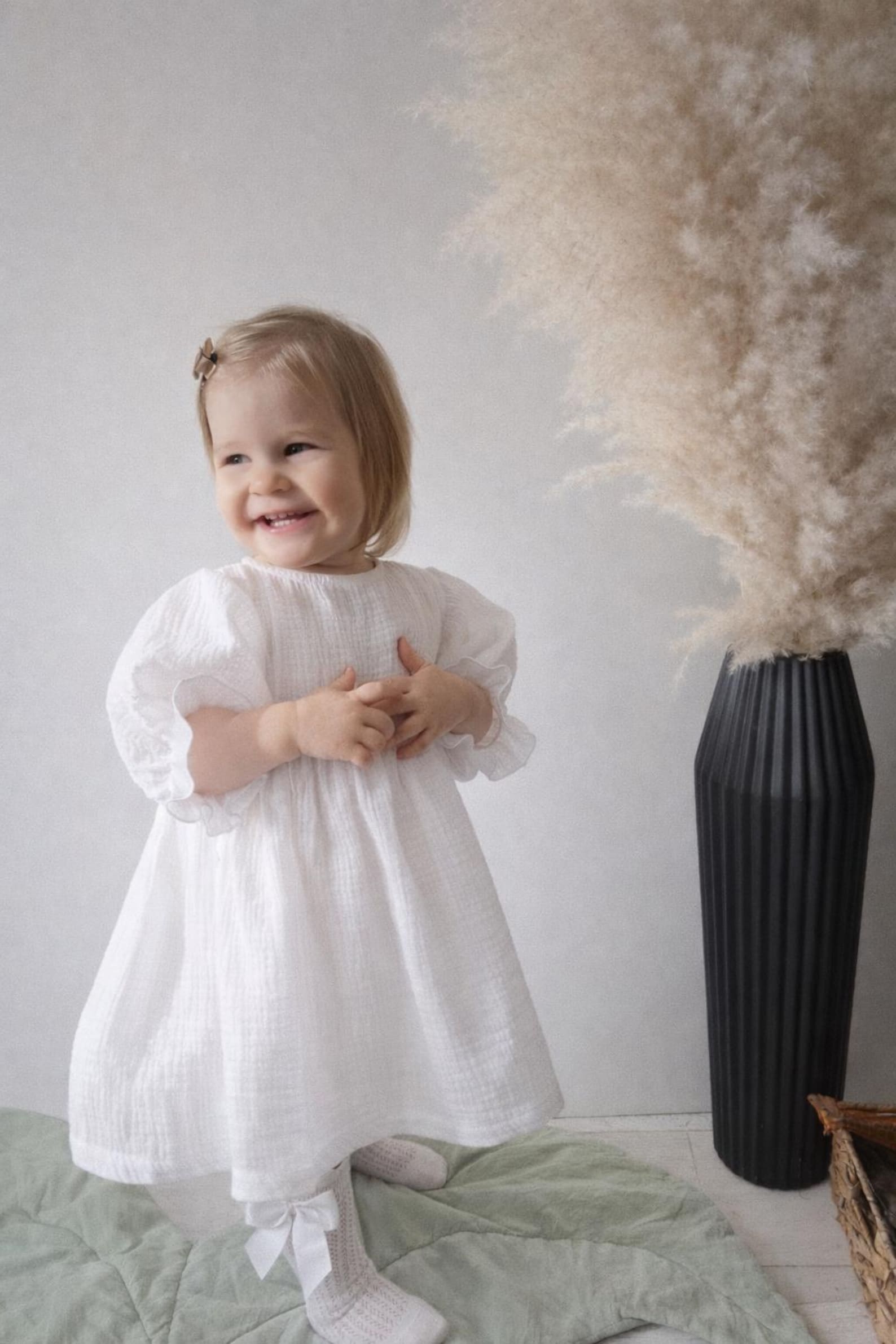 Velvona® Handgefertigtes Babykleid aus Bio-Musselin mit 3/4-Puffärmeln in Weiß