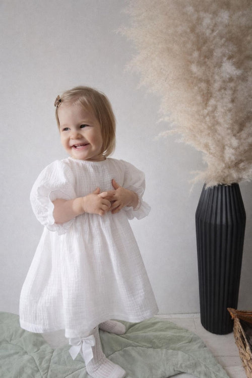 Velvona® Handgefertigtes Babykleid aus Bio-Musselin mit 3/4-Puffärmeln in Weiß