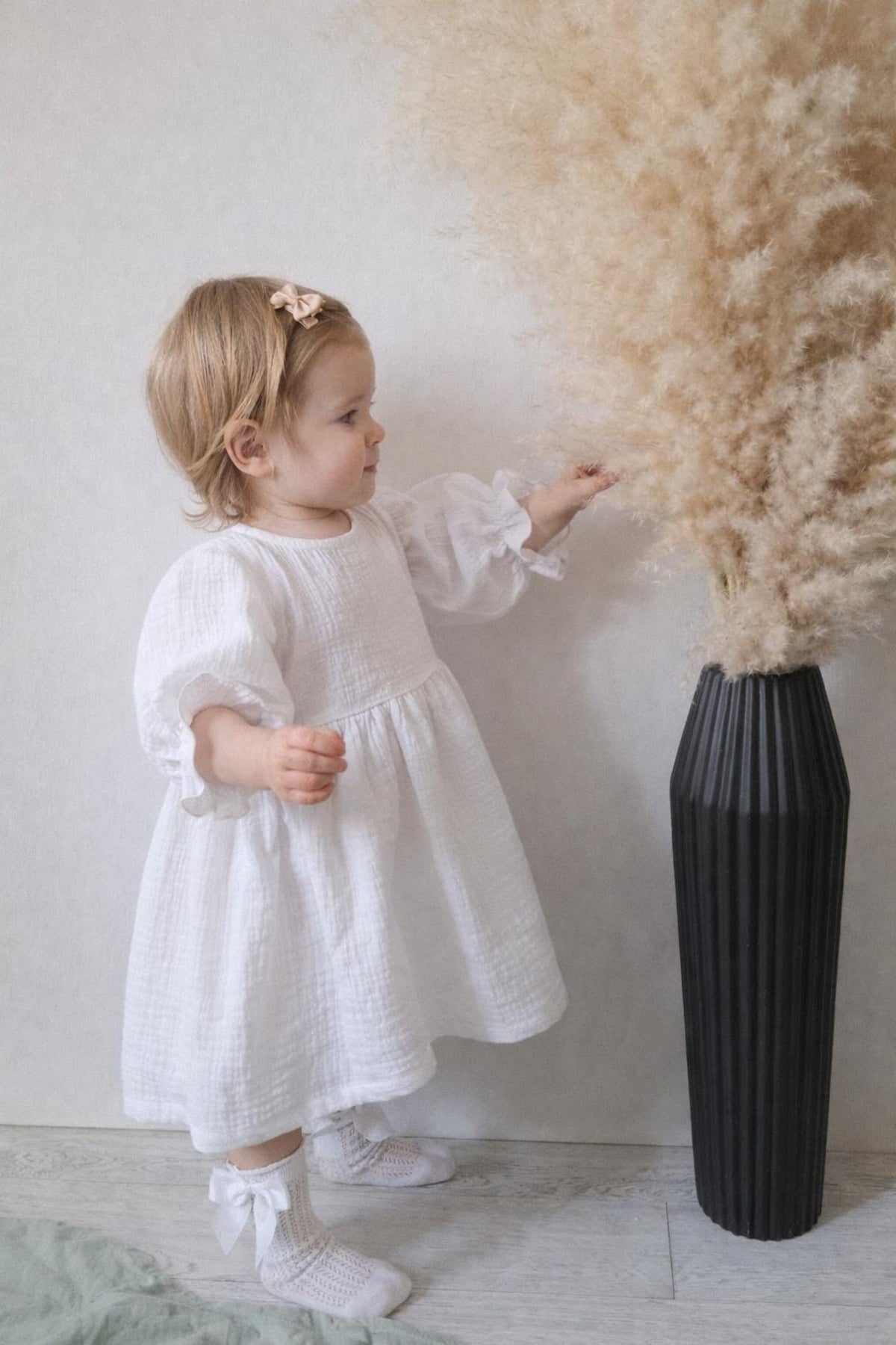 Velvona® Handgefertigtes Babykleid aus Bio-Musselin mit 3/4-Puffärmeln in Weiß