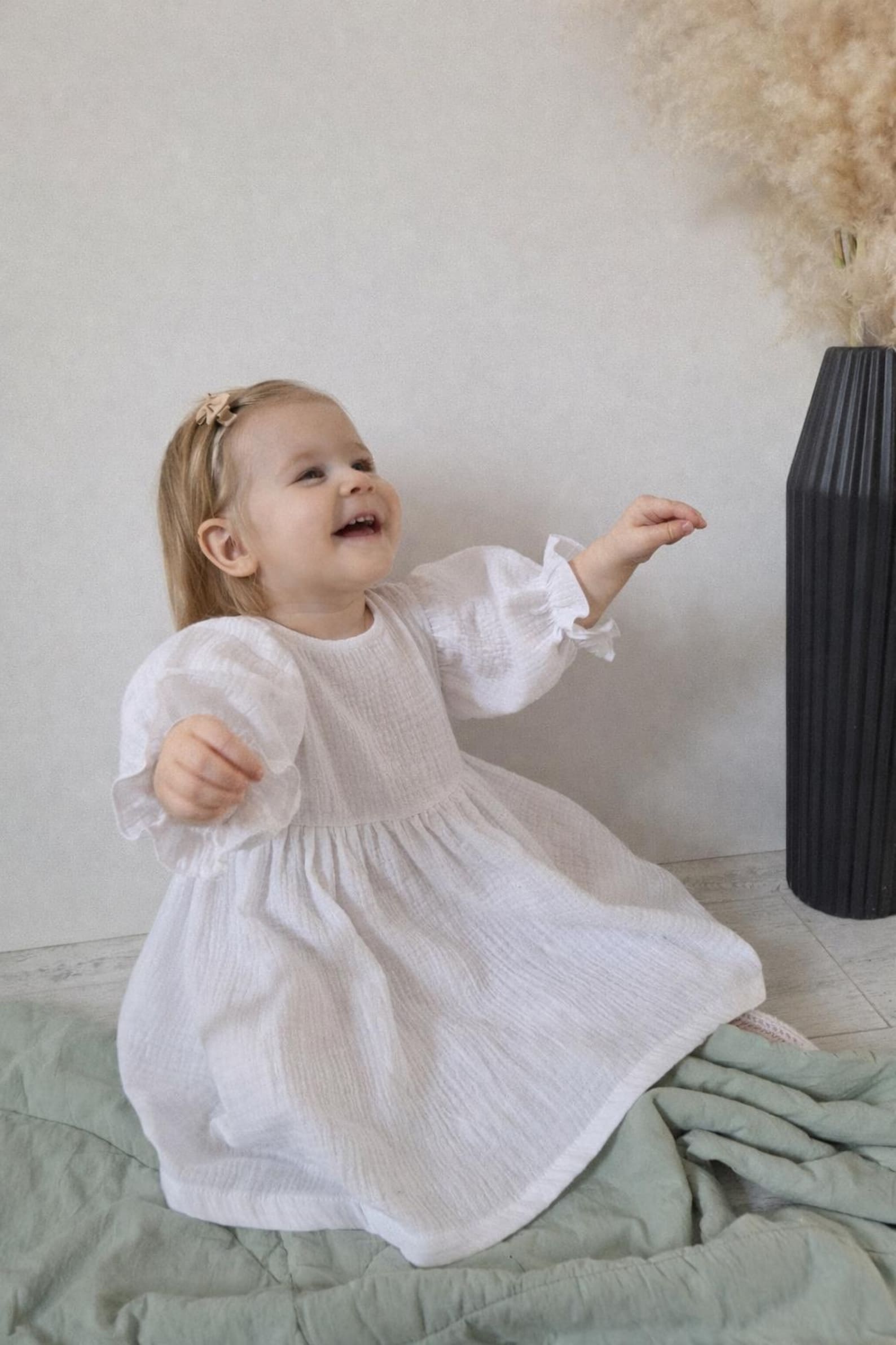 Velvona® Handgefertigtes Babykleid aus Bio-Musselin mit 3/4-Puffärmeln in Weiß