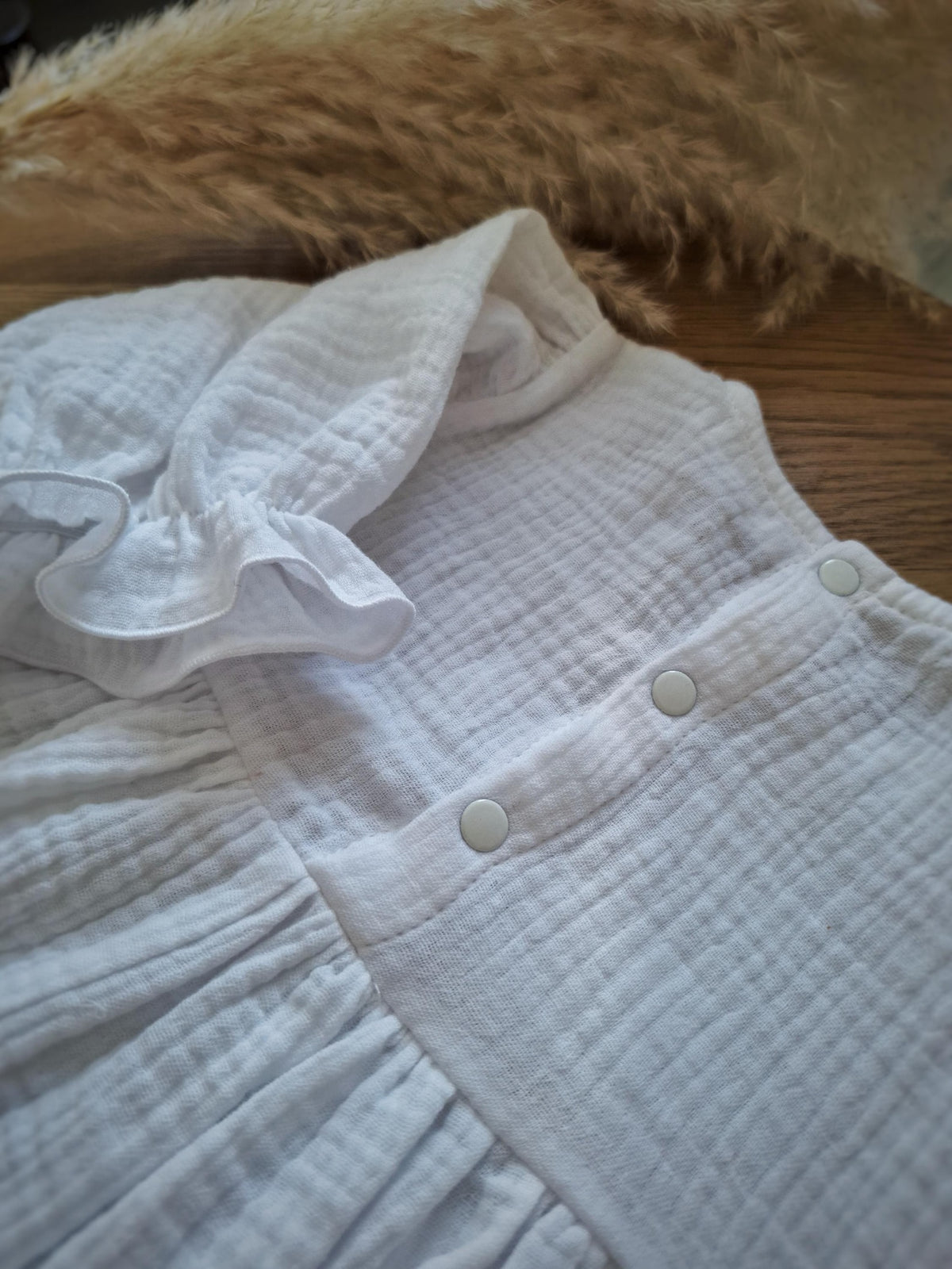 Velvona® Handgefertigtes Babykleid aus Bio-Musselin mit 3/4-Puffärmeln in Weiß