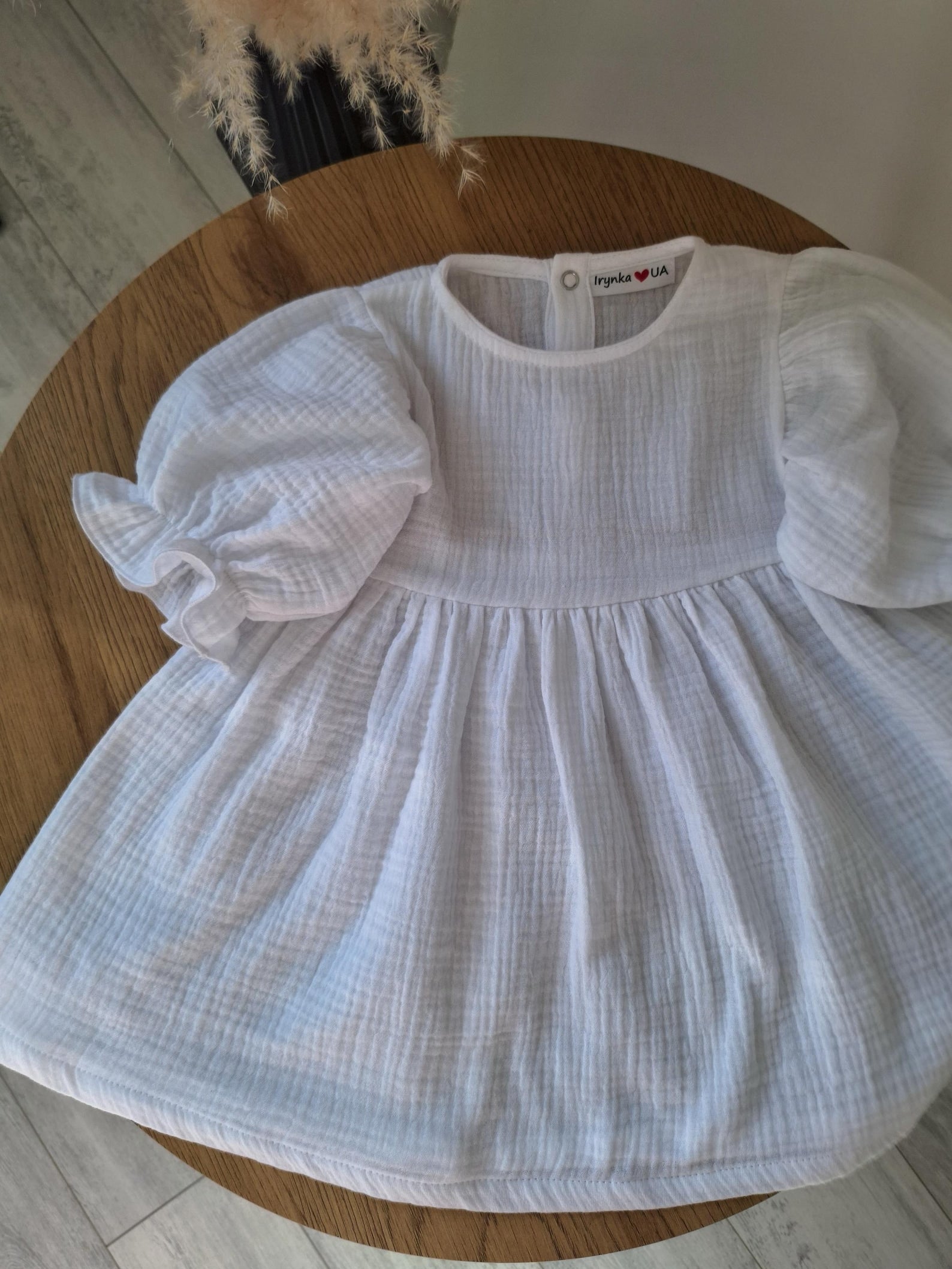 Velvona® Handgefertigtes Babykleid aus Bio-Musselin mit 3/4-Puffärmeln in Weiß