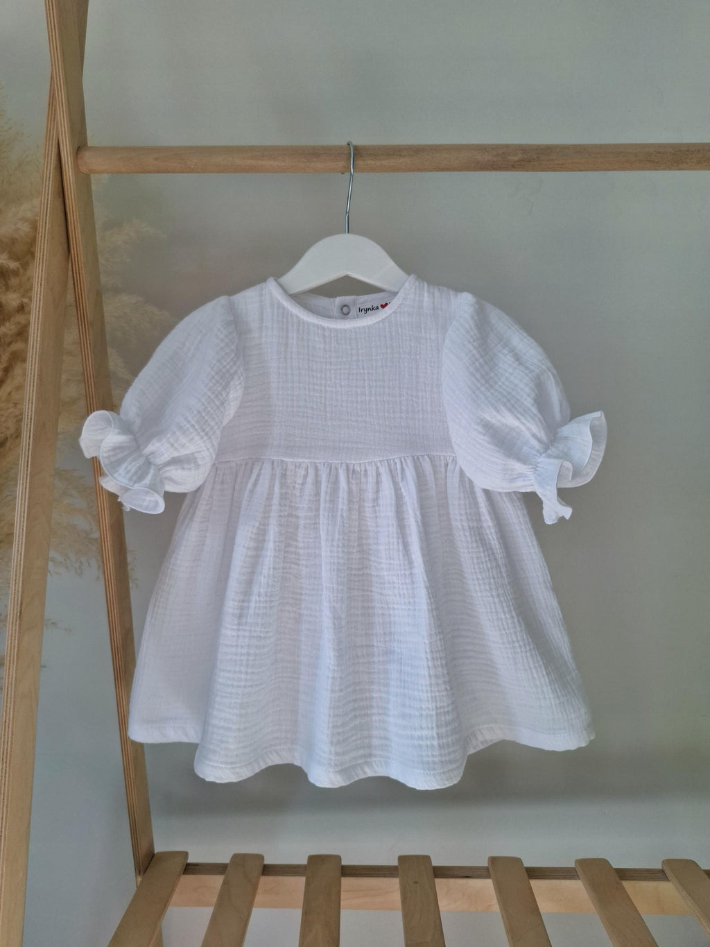 Velvona® Handgefertigtes Babykleid aus Bio-Musselin mit 3/4-Puffärmeln in Weiß