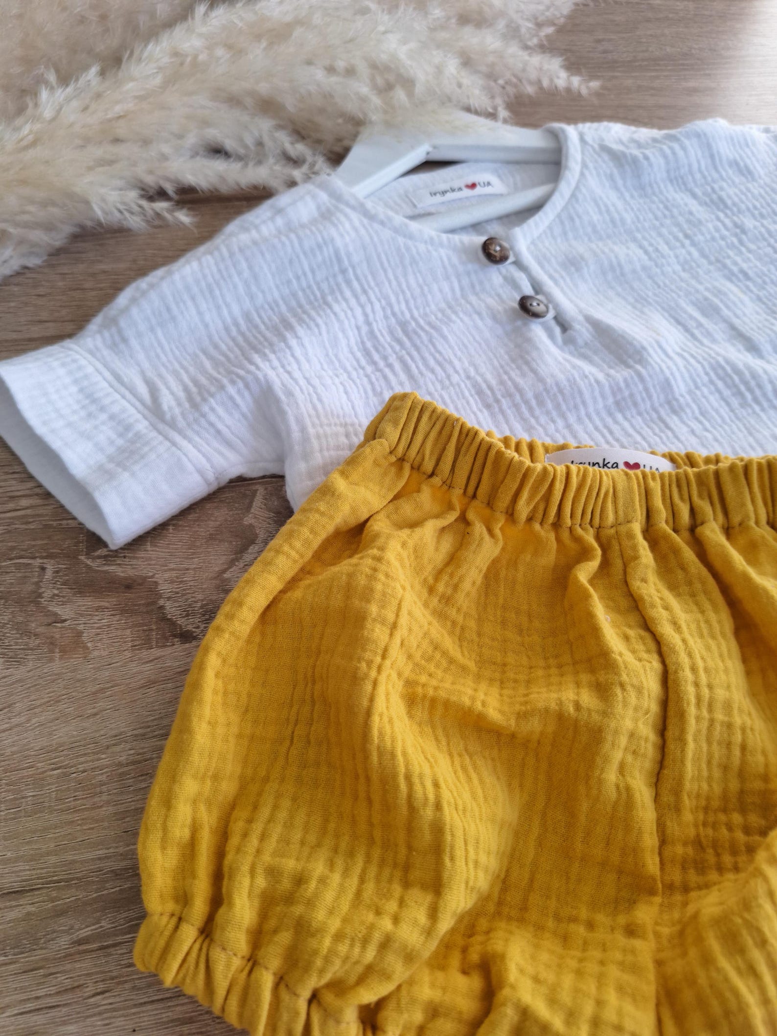 Velvona® Handgefertigtes Baby-Set aus Bio-Musselin mit Oberteil & Bloomers (2-Teiler)
