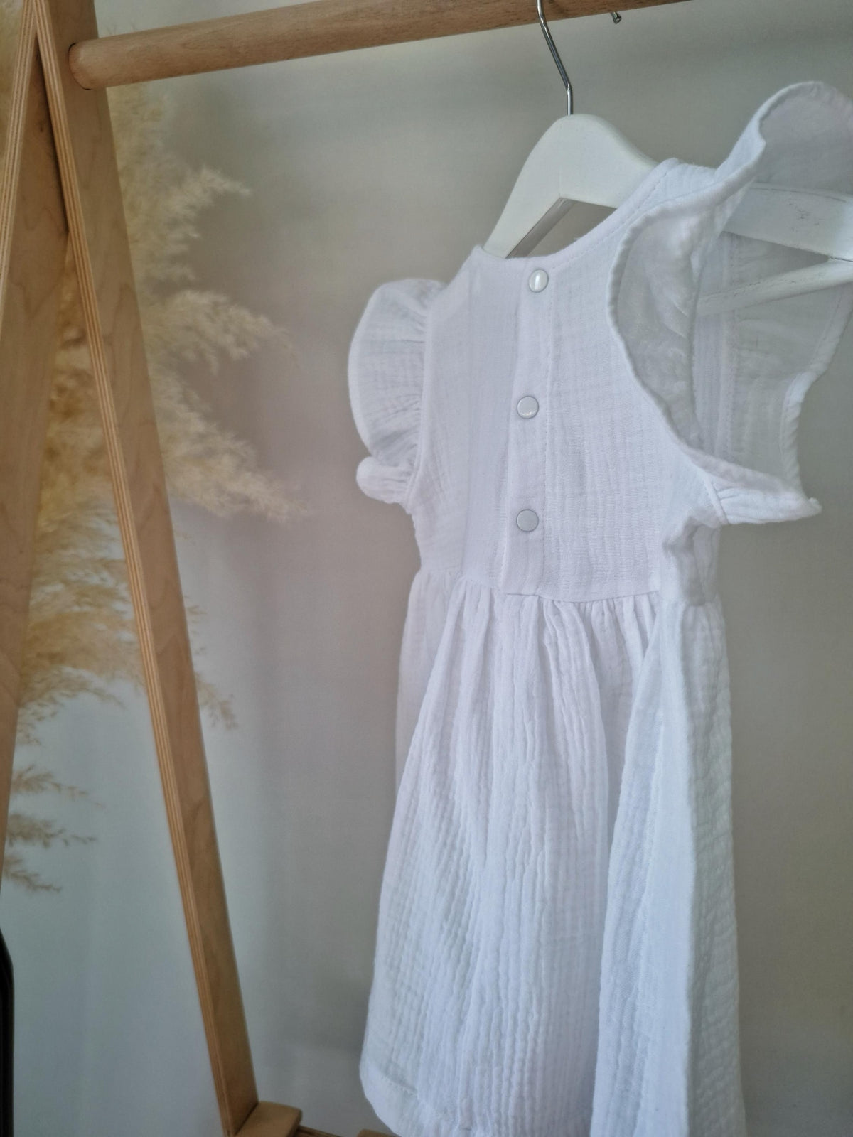 Velvona® Handgefertigtes Baby-Taufkleid aus Bio-Musselin mit Rüschenärmeln