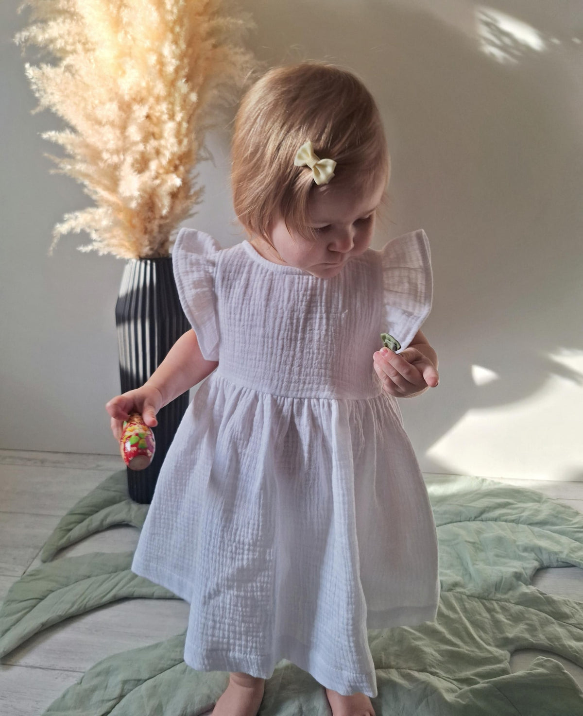 Velvona® Handgefertigtes Baby-Taufkleid aus Bio-Musselin mit Rüschenärmeln