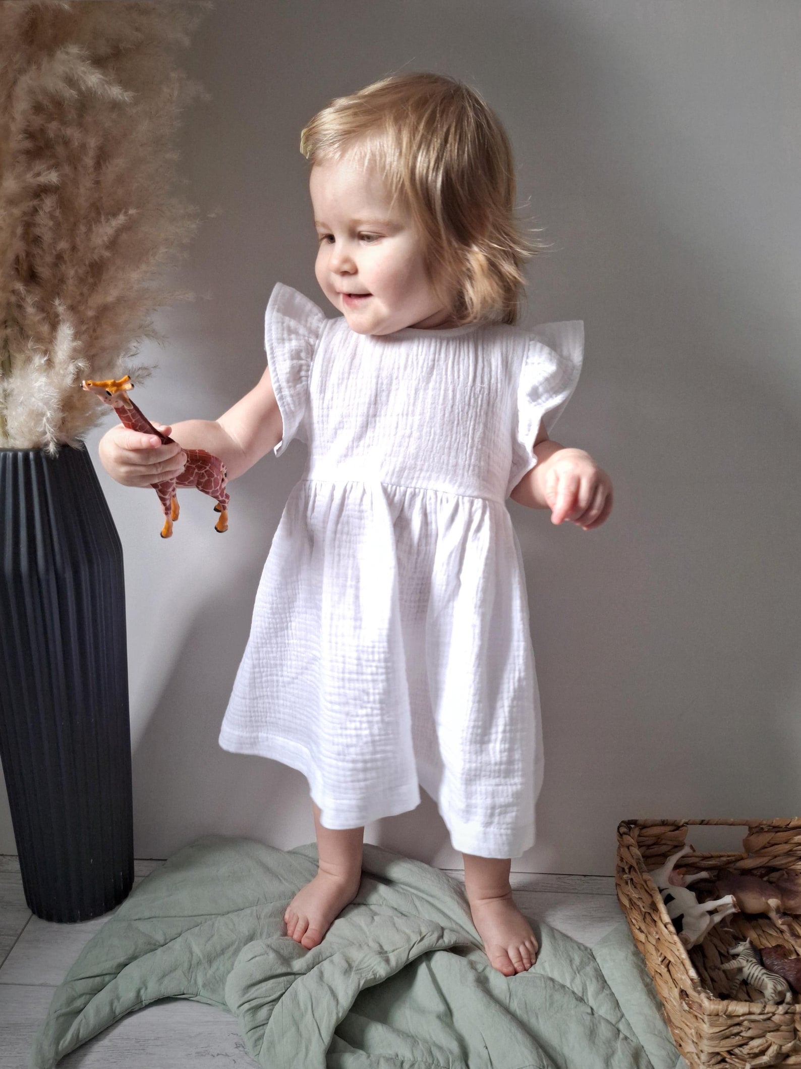 Velvona® Handgefertigtes Baby-Taufkleid aus Bio-Musselin mit Rüschenärmeln