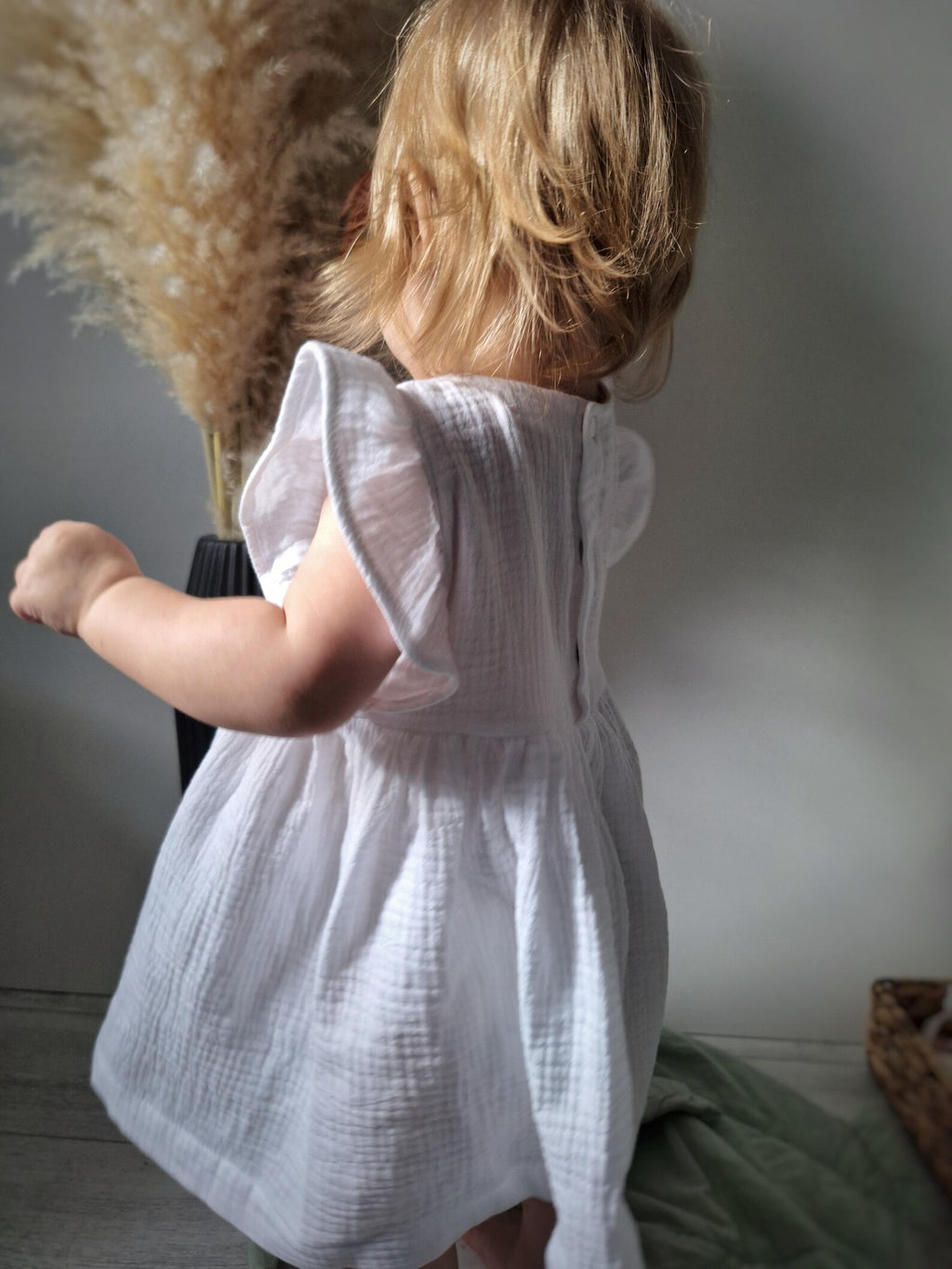 Velvona® Handgefertigtes Baby-Taufkleid aus Bio-Musselin mit Rüschenärmeln