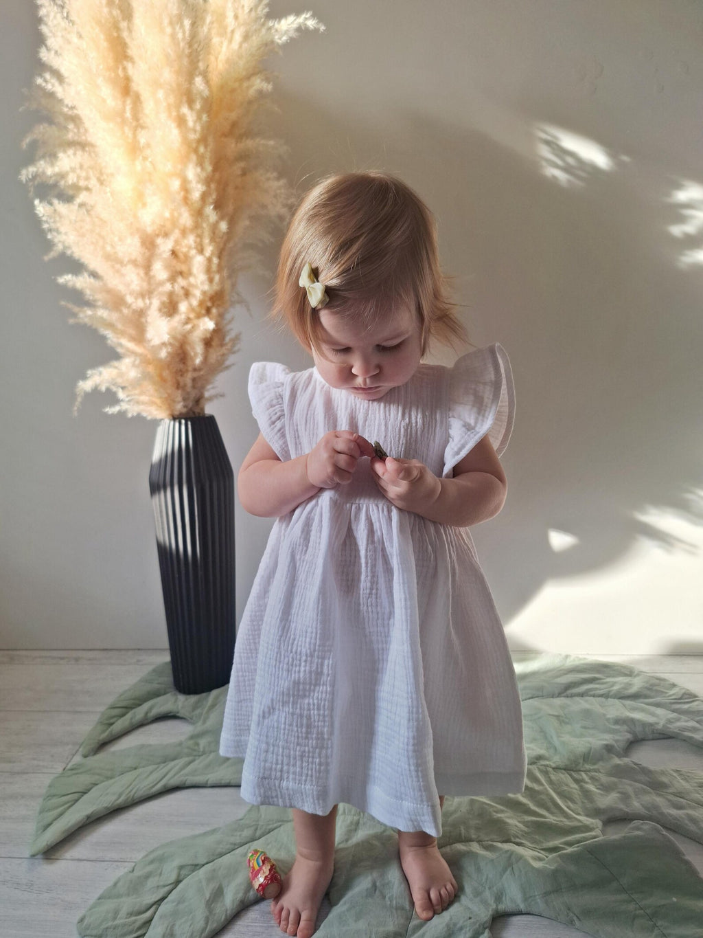 Velvona® Handgefertigtes Baby-Taufkleid aus Bio-Musselin mit Rüschenärmeln