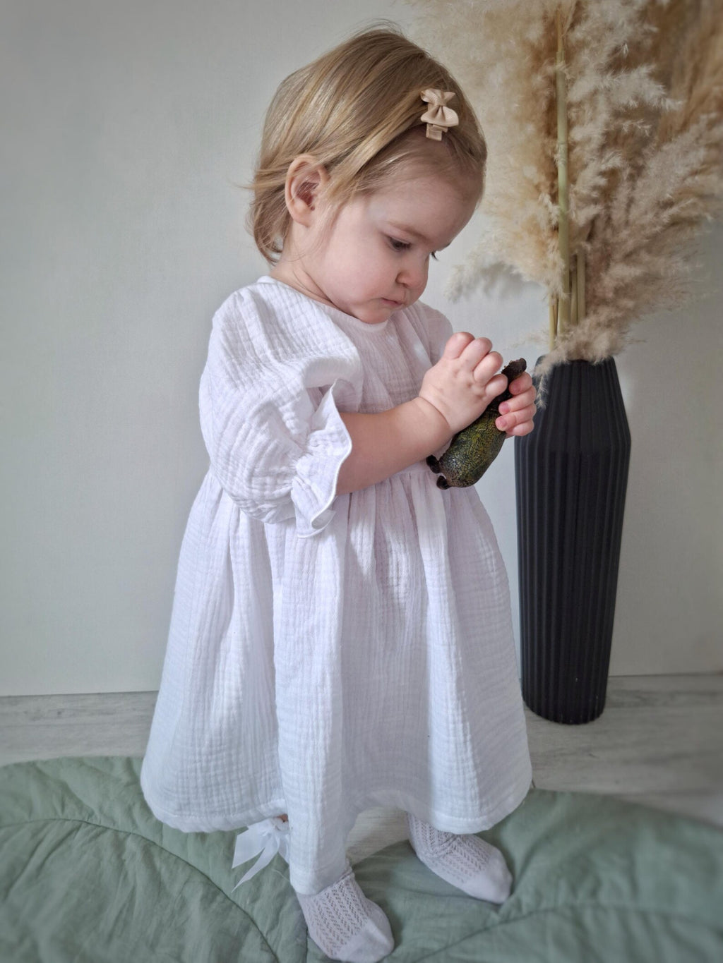 Velvona® Handgefertigtes Babykleid aus Bio-Musselin mit 3/4-Puffärmeln in Weiß