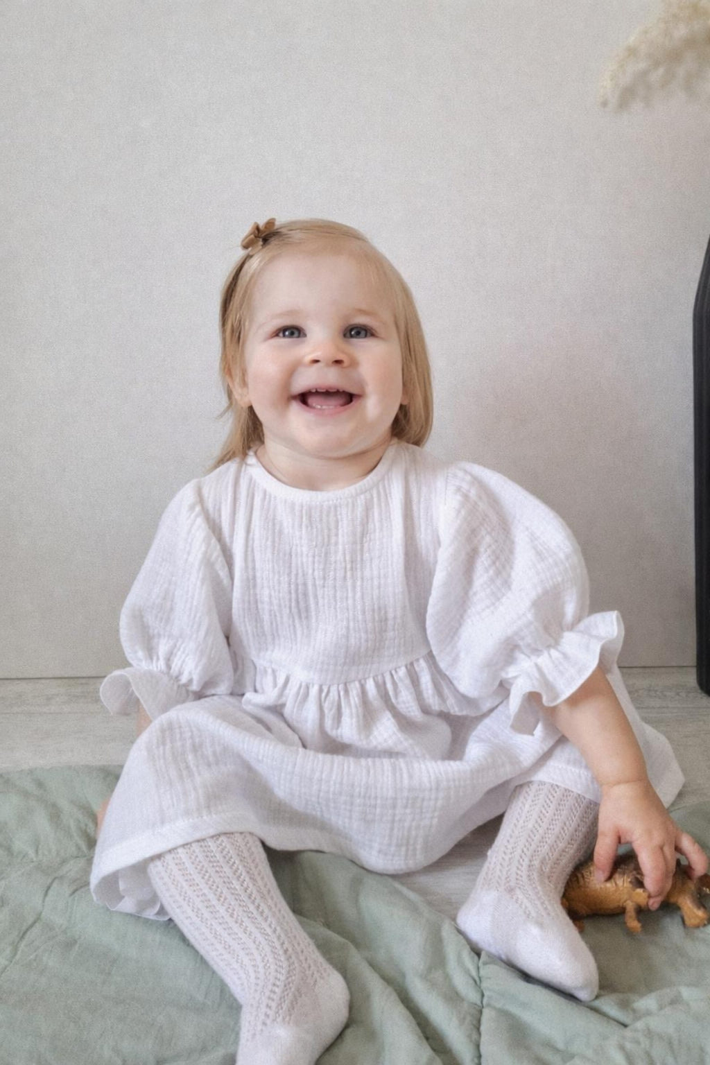 Velvona® Handgefertigtes Babykleid aus Bio-Musselin mit 3/4-Puffärmeln in Weiß