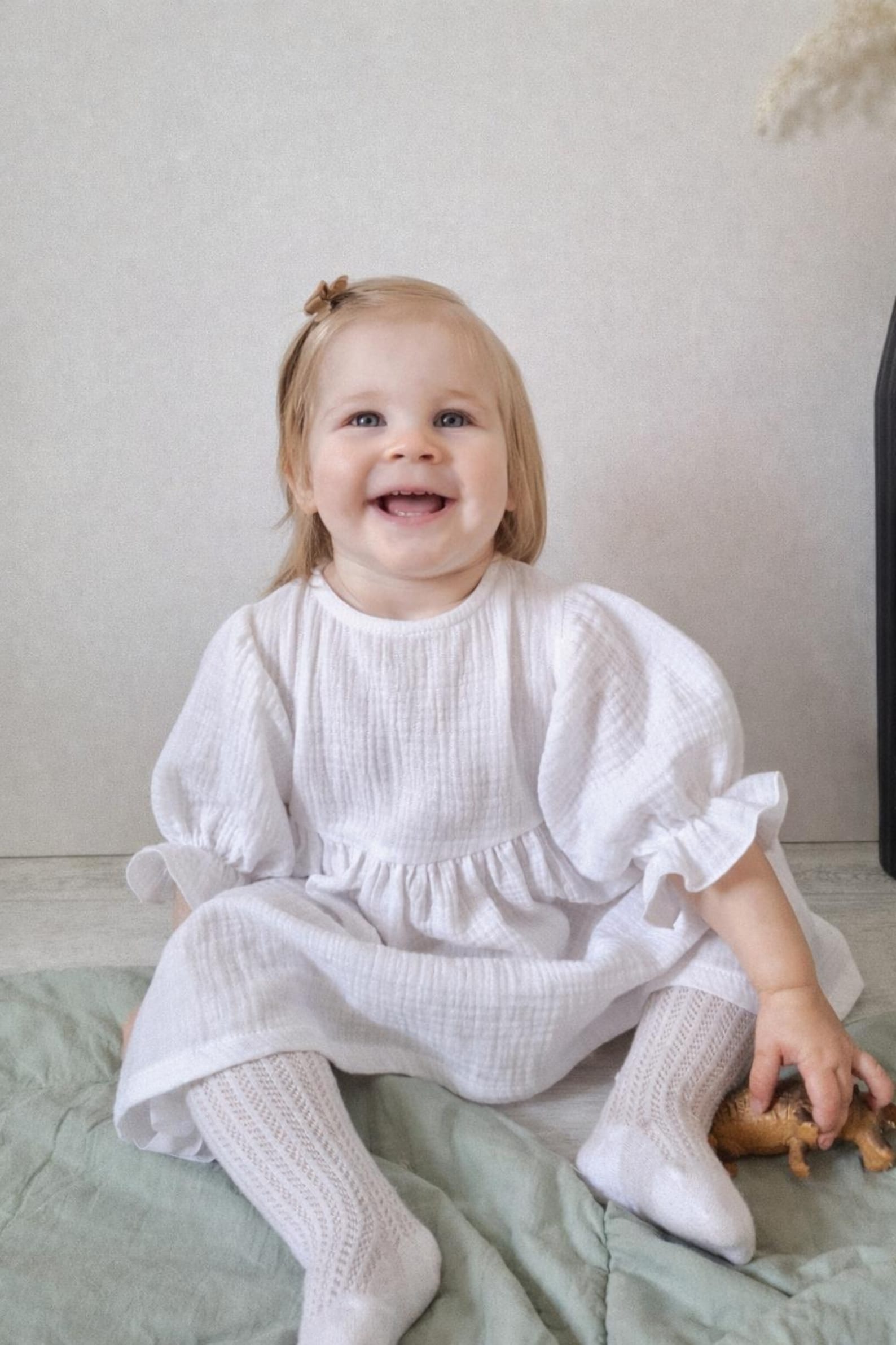 Velvona® Handgefertigtes Babykleid aus Bio-Musselin mit 3/4-Puffärmeln in Weiß