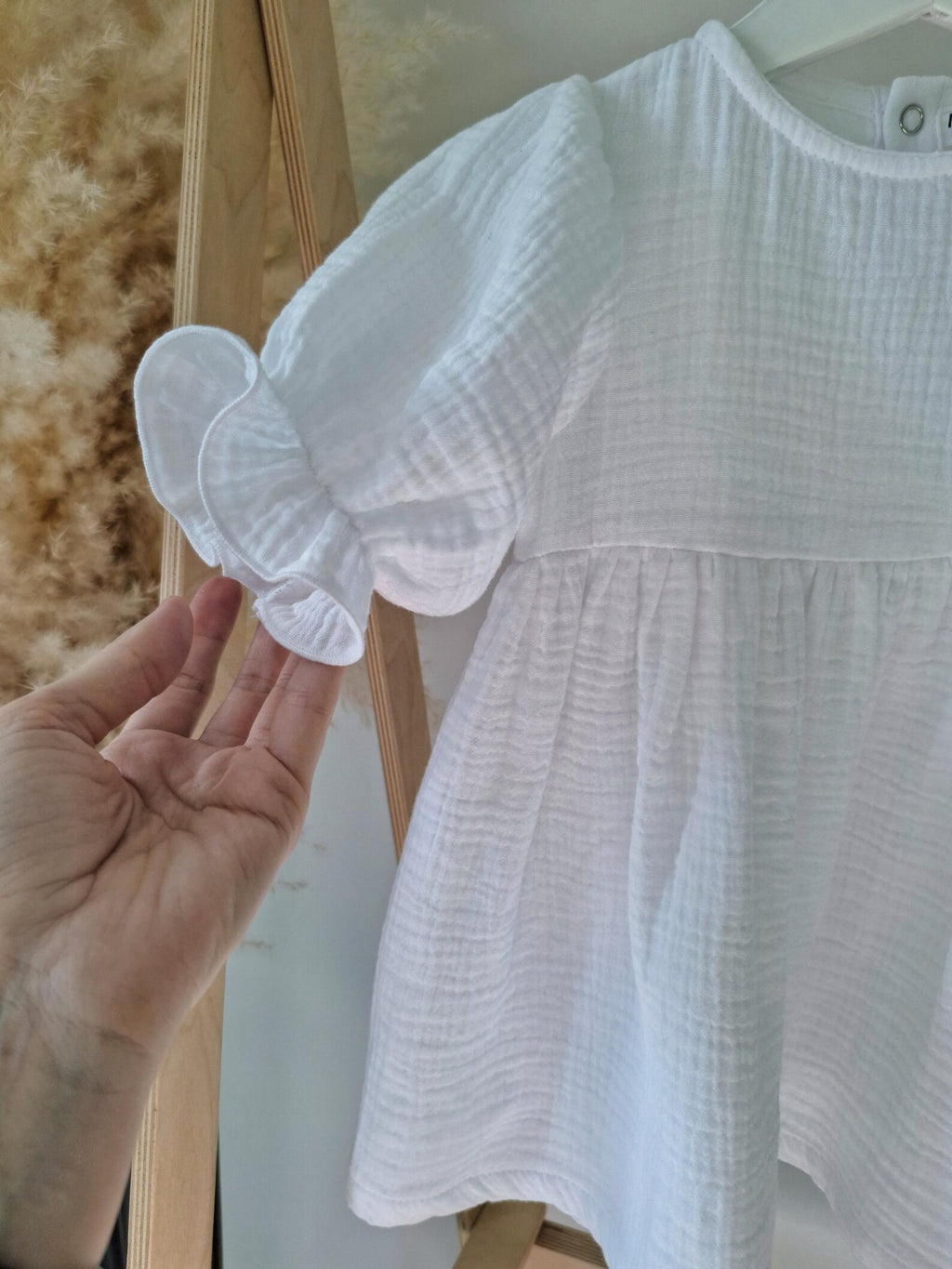 Velvona® Handgefertigtes Babykleid aus Bio-Musselin mit 3/4-Puffärmeln in Weiß