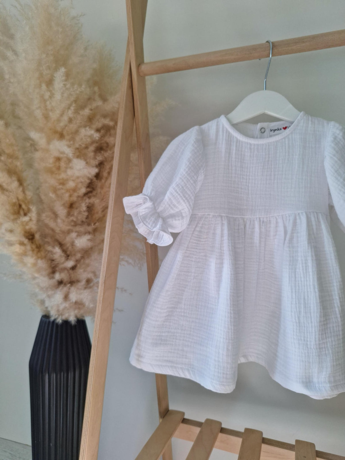 Velvona® Handgefertigtes Babykleid aus Bio-Musselin mit 3/4-Puffärmeln in Weiß